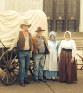 How pioneers dress - History of LDS trek pioneer clothing & costumes in Utah